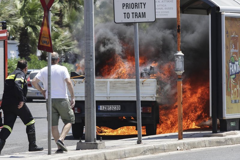 Πήρε φωτιά φορτηγό στην παραλιακή, στον Αλιμο [εικόνες] | iefimerida.gr 1
