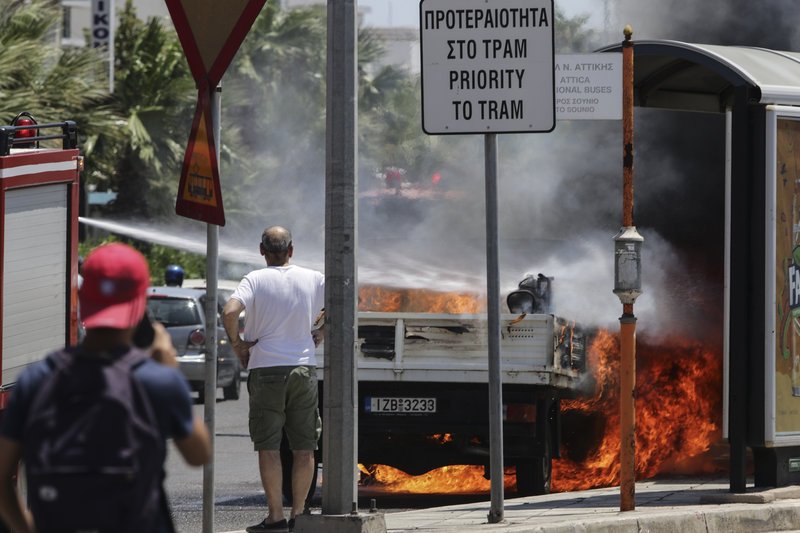 Πήρε φωτιά φορτηγό στην παραλιακή, στον Αλιμο [εικόνες] | iefimerida.gr 0