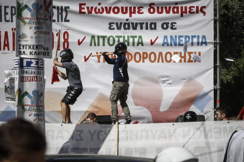 Επίθεση κρανοφόρων στη συγκέντρωση της ΑΔΕΔΥ -Πέταξαν αυγά στους διαδηλωτές [εικόνες] | iefimerida.gr 0