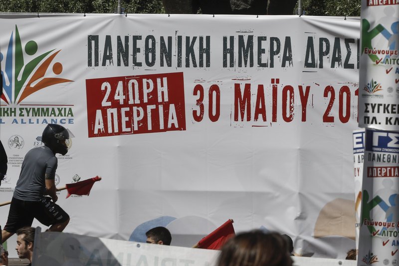 Επίθεση κρανοφόρων στη συγκέντρωση της ΑΔΕΔΥ -Πέταξαν αυγά στους διαδηλωτές [εικόνες] | iefimerida.gr 2