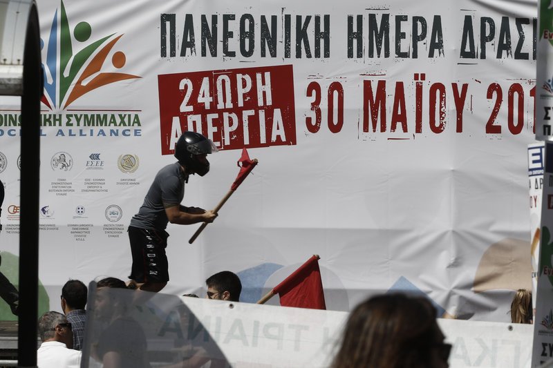 Επίθεση κρανοφόρων στη συγκέντρωση της ΑΔΕΔΥ -Πέταξαν αυγά στους διαδηλωτές [εικόνες] | iefimerida.gr 3