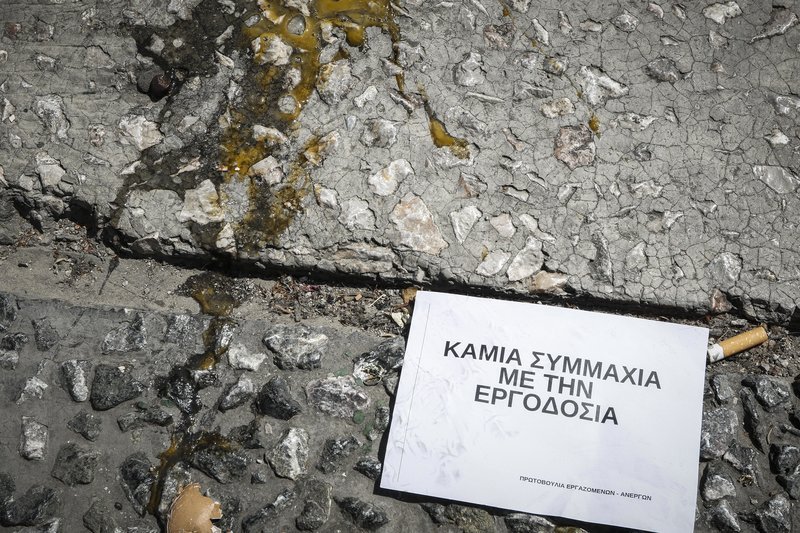 Επίθεση κρανοφόρων στη συγκέντρωση της ΑΔΕΔΥ -Πέταξαν αυγά στους διαδηλωτές [εικόνες] | iefimerida.gr 4