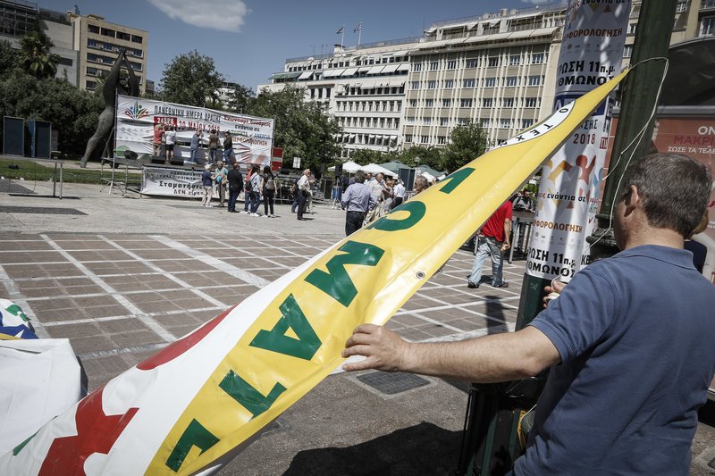 Επίθεση κρανοφόρων στη συγκέντρωση της ΑΔΕΔΥ -Πέταξαν αυγά στους διαδηλωτές [εικόνες] | iefimerida.gr 6