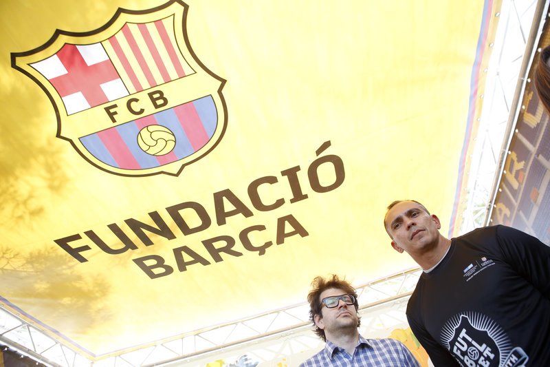 Δίπλα στους πρόσφυγες και στα παιδιά ο Ζιοβάνι στο ίδρυμα «Σταύρος Νιάρχος» [εικόνες] | iefimerida.gr 5