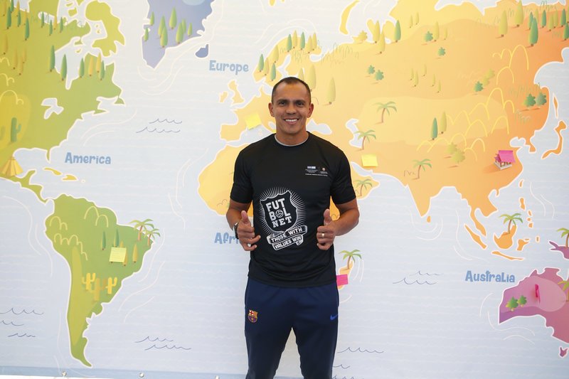 Δίπλα στους πρόσφυγες και στα παιδιά ο Ζιοβάνι στο ίδρυμα «Σταύρος Νιάρχος» [εικόνες] | iefimerida.gr 6