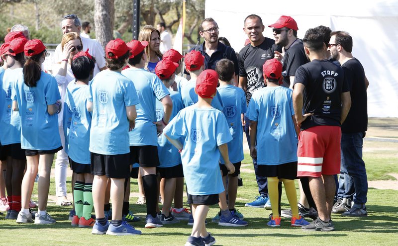 Δίπλα στους πρόσφυγες και στα παιδιά ο Ζιοβάνι στο ίδρυμα «Σταύρος Νιάρχος» [εικόνες] | iefimerida.gr 3