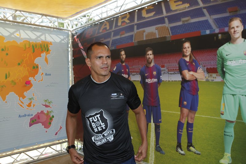 Δίπλα στους πρόσφυγες και στα παιδιά ο Ζιοβάνι στο ίδρυμα «Σταύρος Νιάρχος» [εικόνες] | iefimerida.gr 1