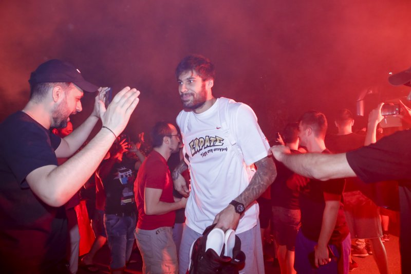 Αποθέωση Ολυμπιακού στο ΣΕΦ μετά την νίκη στην έδρα του Παναθηναϊκού [εικόνες] | iefimerida.gr 3