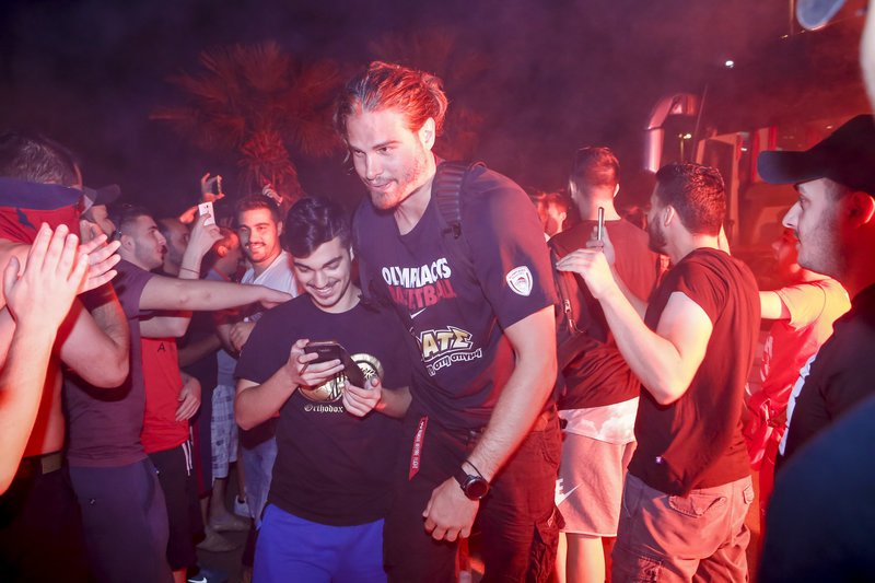 Αποθέωση Ολυμπιακού στο ΣΕΦ μετά την νίκη στην έδρα του Παναθηναϊκού [εικόνες] | iefimerida.gr 1