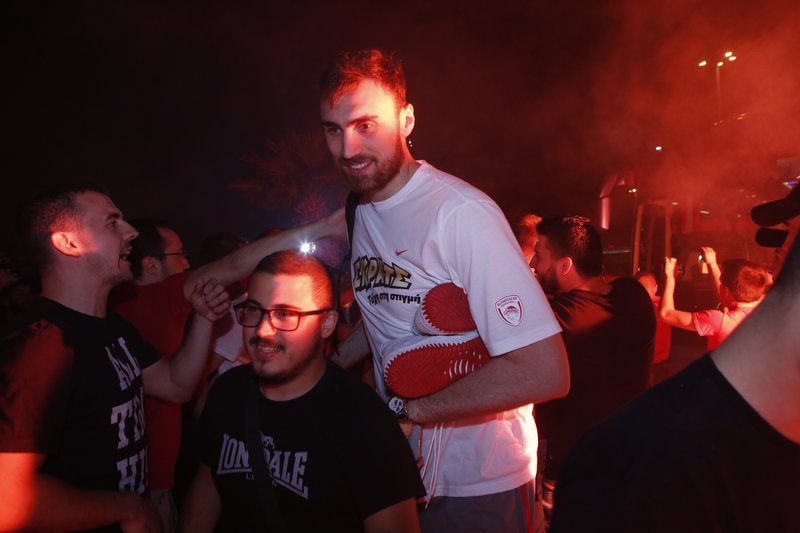 Αποθέωση Ολυμπιακού στο ΣΕΦ μετά την νίκη στην έδρα του Παναθηναϊκού [εικόνες] | iefimerida.gr 0