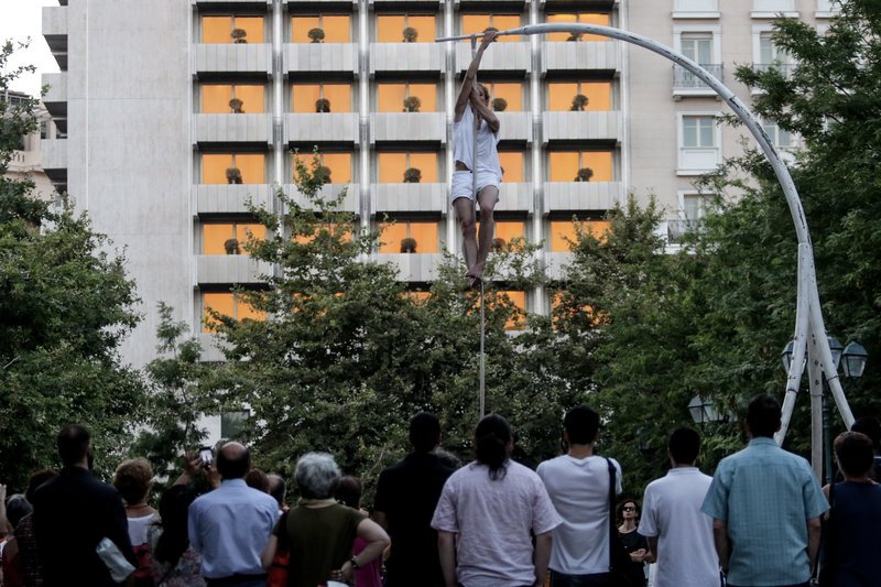 Απίστευτα ακροβατικά στο Σύνταγμα από την Chloe Moglia -Αφωνοι οι περαστικοί [εικόνες] | iefimerida.gr 6