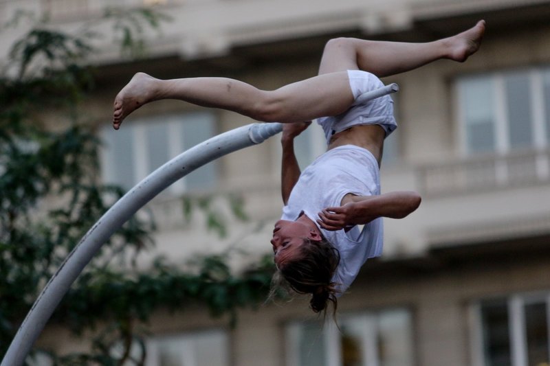 Απίστευτα ακροβατικά στο Σύνταγμα από την Chloe Moglia -Αφωνοι οι περαστικοί [εικόνες] | iefimerida.gr 7