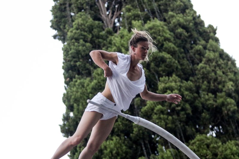 Απίστευτα ακροβατικά στο Σύνταγμα από την Chloe Moglia -Αφωνοι οι περαστικοί [εικόνες] | iefimerida.gr 8