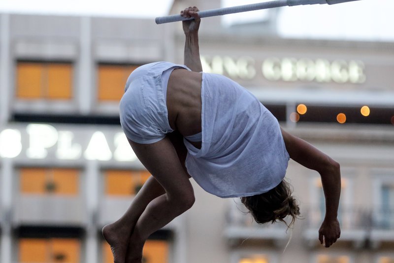 Απίστευτα ακροβατικά στο Σύνταγμα από την Chloe Moglia -Αφωνοι οι περαστικοί [εικόνες] | iefimerida.gr 9