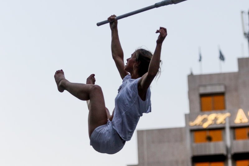 Απίστευτα ακροβατικά στο Σύνταγμα από την Chloe Moglia -Αφωνοι οι περαστικοί [εικόνες] | iefimerida.gr 10