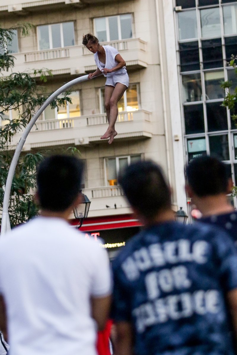 Απίστευτα ακροβατικά στο Σύνταγμα από την Chloe Moglia -Αφωνοι οι περαστικοί [εικόνες] | iefimerida.gr 11
