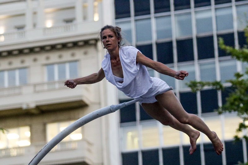 Απίστευτα ακροβατικά στο Σύνταγμα από την Chloe Moglia -Αφωνοι οι περαστικοί [εικόνες] | iefimerida.gr 12