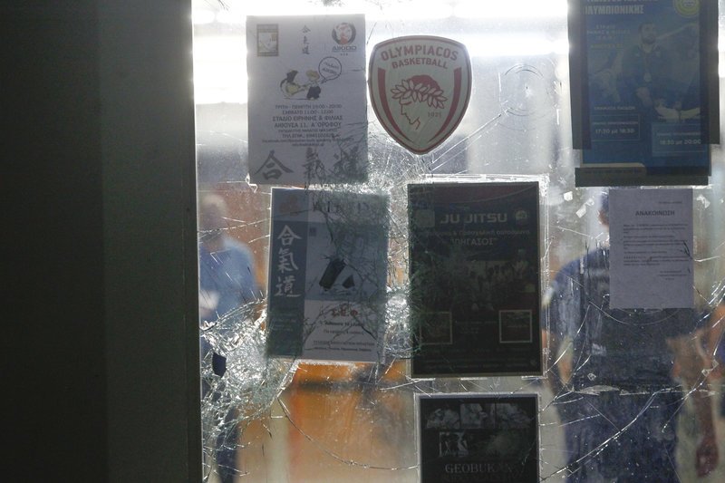 Νέα επεισόδια, ένταση και χημικά στο ΣΕΦ -Απόπειρα ντου στα αποδυτήρια και καταγγελίες [εικόνες] | iefimerida.gr 3