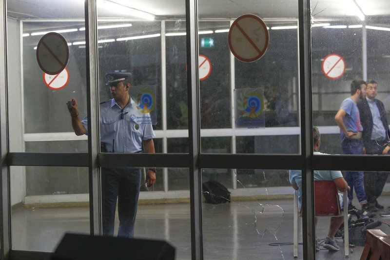 Νέα επεισόδια, ένταση και χημικά στο ΣΕΦ -Απόπειρα ντου στα αποδυτήρια και καταγγελίες [εικόνες] | iefimerida.gr 2