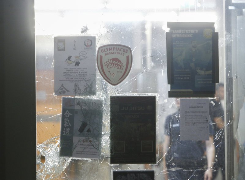 Νέα επεισόδια, ένταση και χημικά στο ΣΕΦ -Απόπειρα ντου στα αποδυτήρια και καταγγελίες [εικόνες] | iefimerida.gr 1