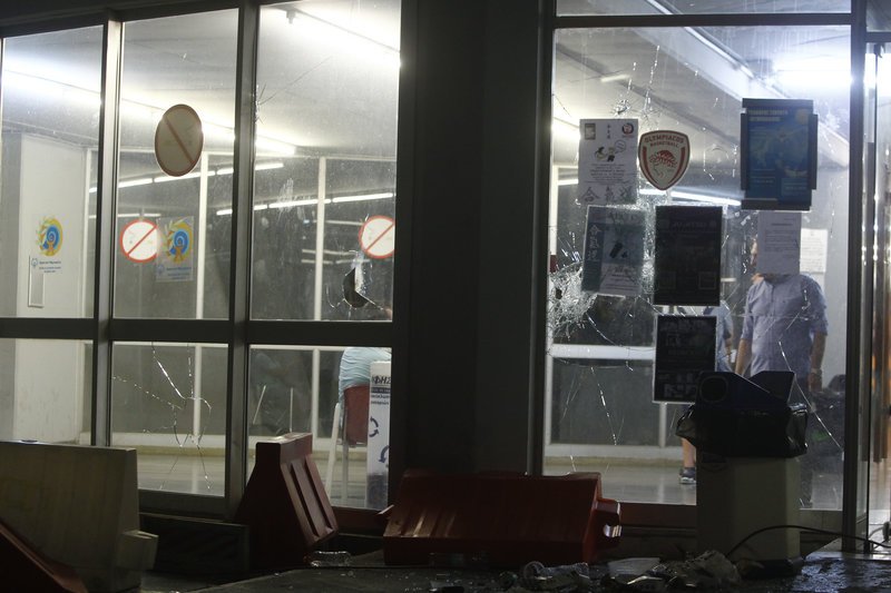 Νέα επεισόδια, ένταση και χημικά στο ΣΕΦ -Απόπειρα ντου στα αποδυτήρια και καταγγελίες [εικόνες] | iefimerida.gr 0