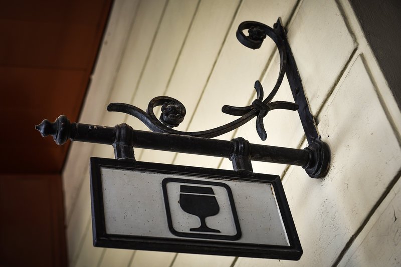 Αφησαν στο έλεος κτίριο-κόσμημα του Τσίλερ -Κατεστραμμένα γύψινα, μωσαϊκά, πορσελάνινα τζάκια [εικόνες] | iefimerida.gr 13