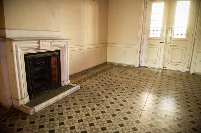 Αφησαν στο έλεος κτίριο-κόσμημα του Τσίλερ -Κατεστραμμένα γύψινα, μωσαϊκά, πορσελάνινα τζάκια [εικόνες] | iefimerida.gr 10