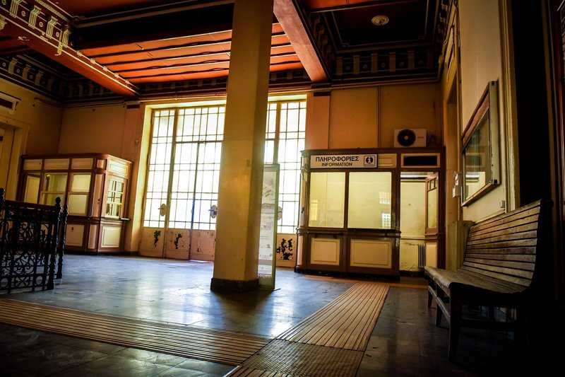 Αφησαν στο έλεος κτίριο-κόσμημα του Τσίλερ -Κατεστραμμένα γύψινα, μωσαϊκά, πορσελάνινα τζάκια [εικόνες] | iefimerida.gr 0