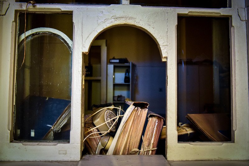 Αφησαν στο έλεος κτίριο-κόσμημα του Τσίλερ -Κατεστραμμένα γύψινα, μωσαϊκά, πορσελάνινα τζάκια [εικόνες] | iefimerida.gr 2