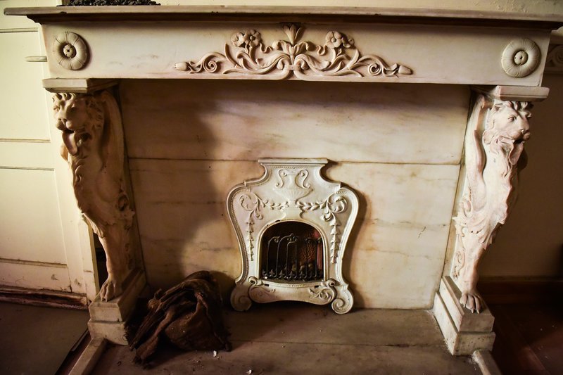 Αφησαν στο έλεος κτίριο-κόσμημα του Τσίλερ -Κατεστραμμένα γύψινα, μωσαϊκά, πορσελάνινα τζάκια [εικόνες] | iefimerida.gr 7