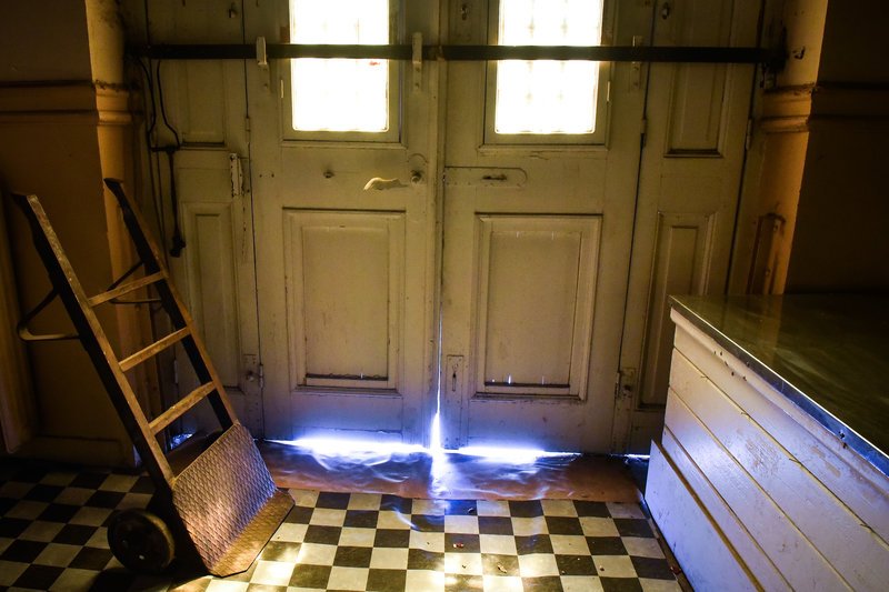 Αφησαν στο έλεος κτίριο-κόσμημα του Τσίλερ -Κατεστραμμένα γύψινα, μωσαϊκά, πορσελάνινα τζάκια [εικόνες] | iefimerida.gr 6