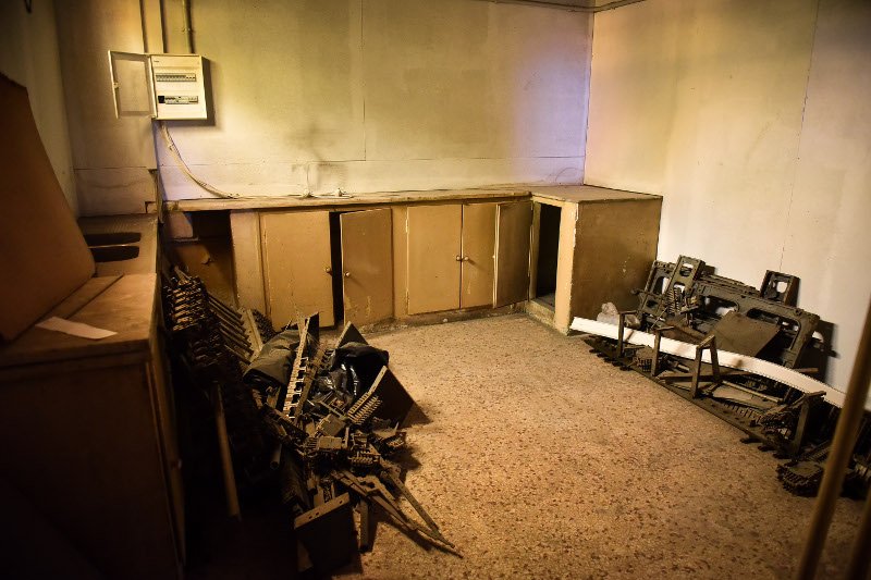 Αφησαν στο έλεος κτίριο-κόσμημα του Τσίλερ -Κατεστραμμένα γύψινα, μωσαϊκά, πορσελάνινα τζάκια [εικόνες] | iefimerida.gr 11