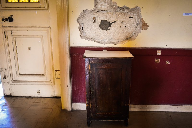 Αφησαν στο έλεος κτίριο-κόσμημα του Τσίλερ -Κατεστραμμένα γύψινα, μωσαϊκά, πορσελάνινα τζάκια [εικόνες] | iefimerida.gr 5