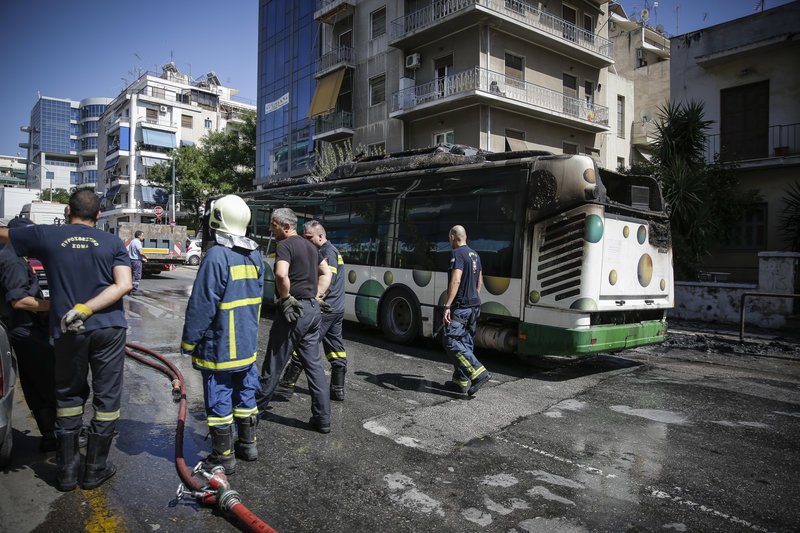 Φωτιά σε λεωφορείο του ΟΑΣΑ στα Κάτω Πατήσια -Πρόλαβαν να κατέβουν οι επιβάτες [εικόνες] | iefimerida.gr 0
