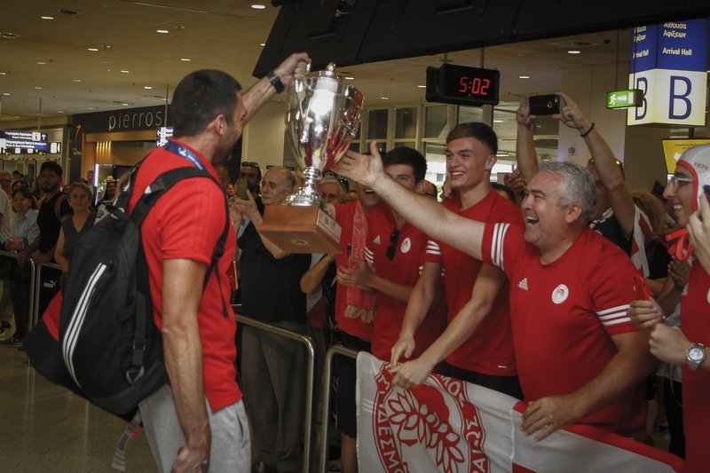 Eπέστρεψαν εν μέσω αποθέωσης οι Πρωταθλητές Ευρώπης -Οπαδοί του Ολυμπιακού στο αεροδρόμιο [εικόνες] | iefimerida.gr 4