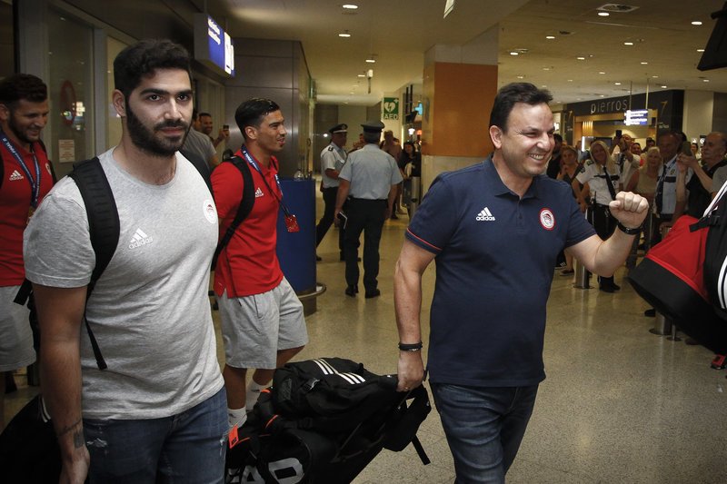 Eπέστρεψαν εν μέσω αποθέωσης οι Πρωταθλητές Ευρώπης -Οπαδοί του Ολυμπιακού στο αεροδρόμιο [εικόνες] | iefimerida.gr 3