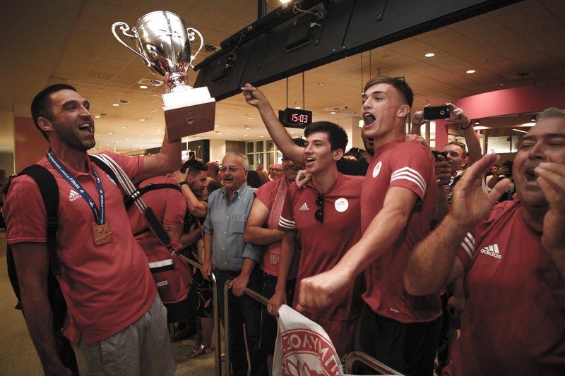 Eπέστρεψαν εν μέσω αποθέωσης οι Πρωταθλητές Ευρώπης -Οπαδοί του Ολυμπιακού στο αεροδρόμιο [εικόνες] | iefimerida.gr 2