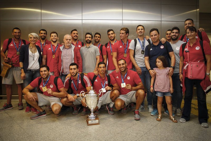 Eπέστρεψαν εν μέσω αποθέωσης οι Πρωταθλητές Ευρώπης -Οπαδοί του Ολυμπιακού στο αεροδρόμιο [εικόνες] | iefimerida.gr 1