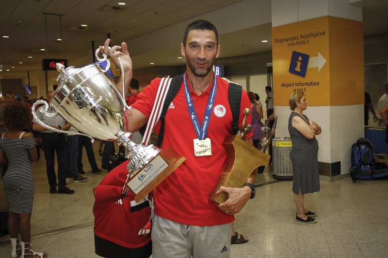 Eπέστρεψαν εν μέσω αποθέωσης οι Πρωταθλητές Ευρώπης -Οπαδοί του Ολυμπιακού στο αεροδρόμιο [εικόνες] | iefimerida.gr 0