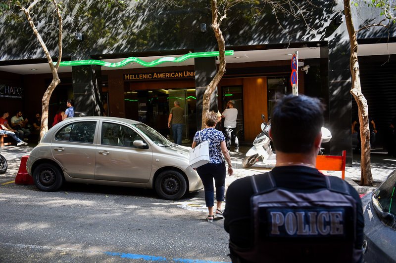 Επίθεση στην Ελληνοαμερικανική Ενωση -Εσπασαν την κεντρική είσοδο [εικόνες] | iefimerida.gr 1