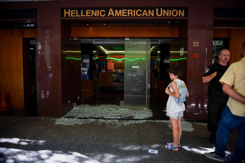 Επίθεση στην Ελληνοαμερικανική Ενωση -Εσπασαν την κεντρική είσοδο [εικόνες] | iefimerida.gr 0