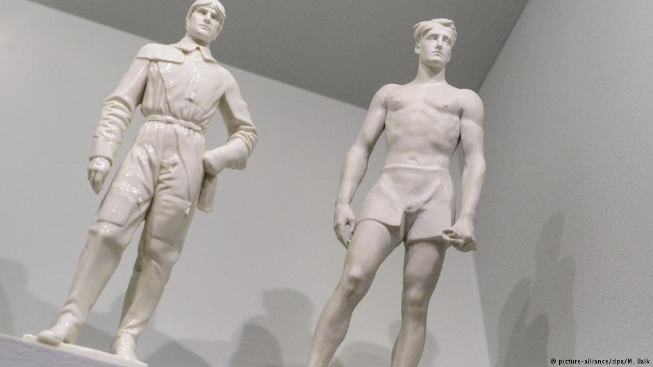 Ένας «Πιλότος» (1938) και ένας «Νικητής» (1939) από πορσελάνη Allacher, φωτογραφία: dw