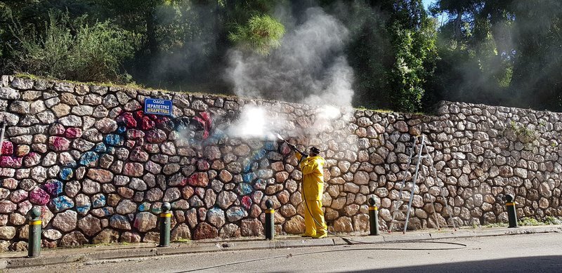 Με διπλό στόχο να αναδείξουν τα πραγματικά έργα τέχνης καλλιτεχνών του δρόμου και graffiti artists αλλά και να εξαφανίσουν όσα «σημάδια»