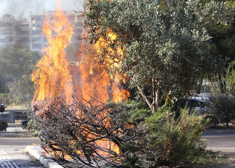 Επεισόδια ξανά έξω από το ΣΕΦ -Μολότοφ, καμένο βαν, 3 τραυματίες αστυνομικοί [εικόνες & βίντεο] | iefimerida.gr 4