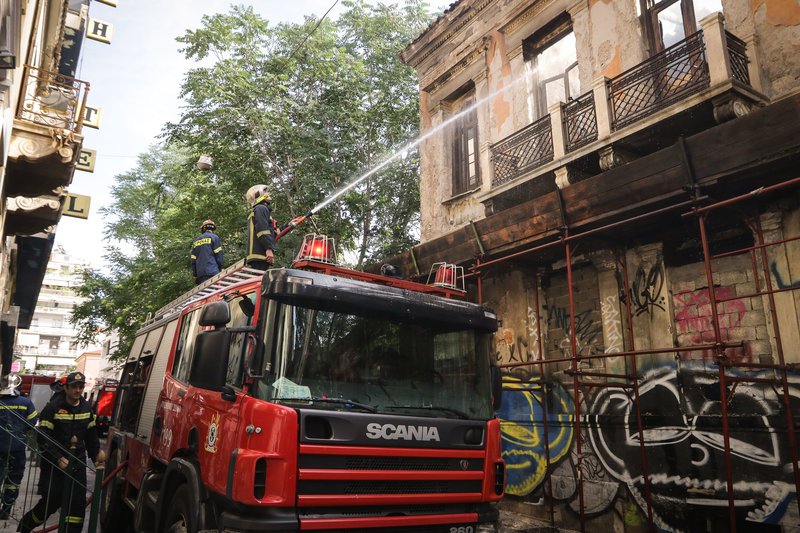 Φωτιά σε εγκαταλελειμμένο κτίριο στο κέντρο της Αθήνας [εικόνες] | iefimerida.gr 1