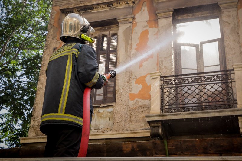 Φωτιά σε εγκαταλελειμμένο κτίριο στο κέντρο της Αθήνας [εικόνες] | iefimerida.gr 2