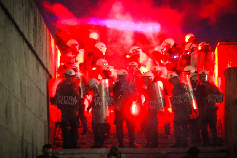 Ενταση και χημικά στο Σύνταγμα -Διαδηλωτές επιχείρησαν να μπουν στη Βουλή [εικόνες] | iefimerida.gr 2