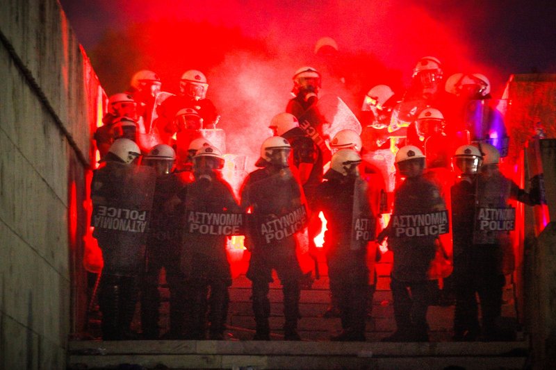 Ενταση και χημικά στο Σύνταγμα -Διαδηλωτές επιχείρησαν να μπουν στη Βουλή [εικόνες] | iefimerida.gr 1