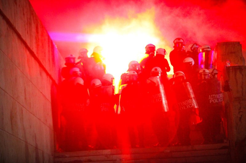 Ενταση και χημικά στο Σύνταγμα -Διαδηλωτές επιχείρησαν να μπουν στη Βουλή [εικόνες] | iefimerida.gr 3