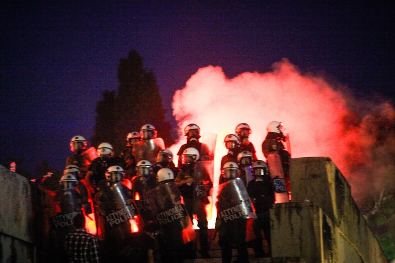 Ενταση και χημικά στο Σύνταγμα -Διαδηλωτές επιχείρησαν να μπουν στη Βουλή [εικόνες] | iefimerida.gr 0